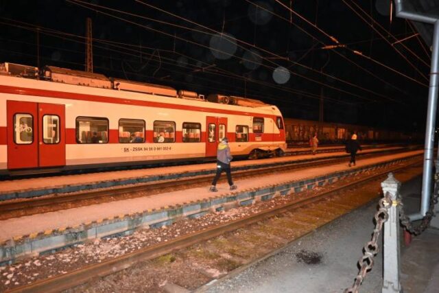 Ranný vlak by už nemal byť preplnený