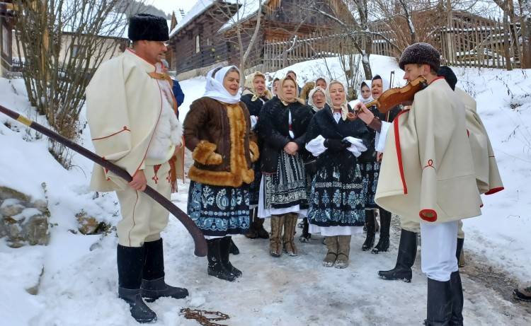 Aj kus symboliky: OZ Vlkolínec otvorilo ľudový dom, keď si osada  pripomenula 29. výročie v UNESCO