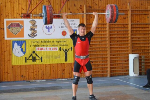 Pred oslavou bolo v plnej permanencii pódium