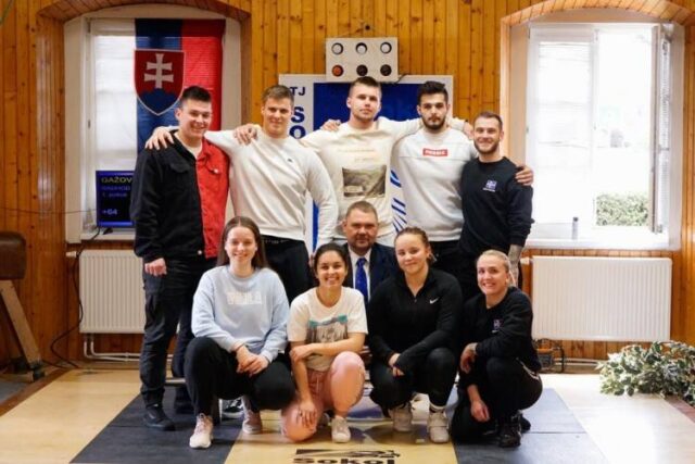 Zo vzpieračských pódií