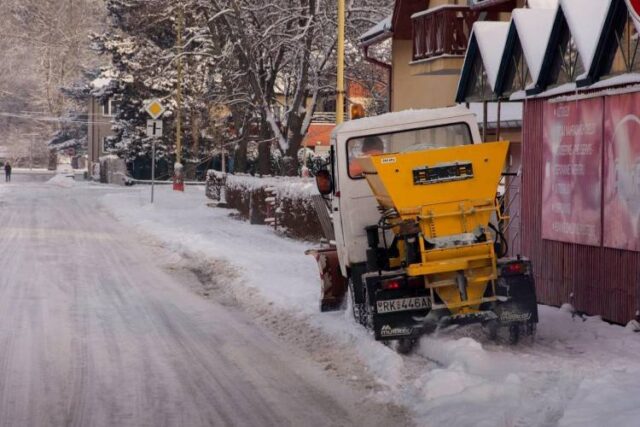 V meste husto nasnežilo, mechanizmy sú od rána v teréne