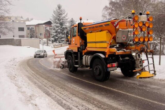Ružomberok: Na zimnú údržbu ciest a chodníkov použijú štrk aj chemický posyp