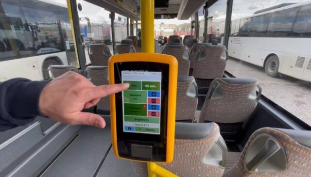 Radnica vysvetľuje postup nákupu cestovných lístkov