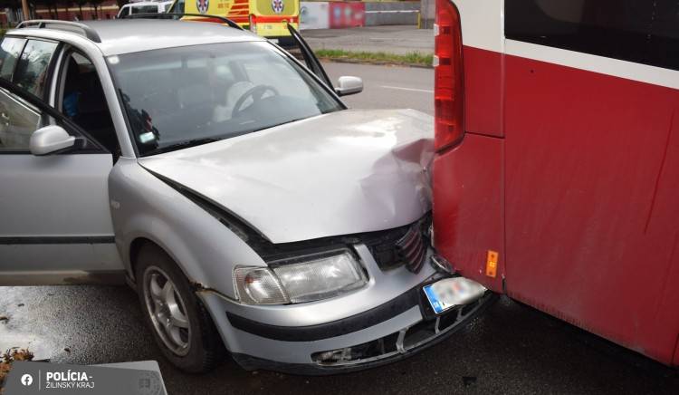 Vodič s takmer tromi promile narazil do autobusu