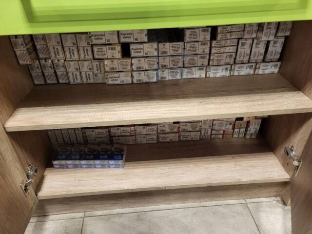 Colníci odhalili prevádzku, kde predávali cigarety s neplatnou kolkovou známkou