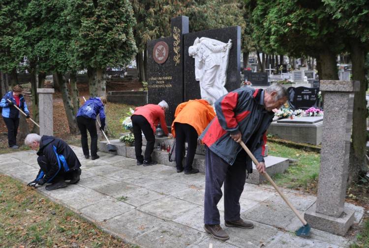 Seniori sa postarali o hroby významných Ružomberčanov