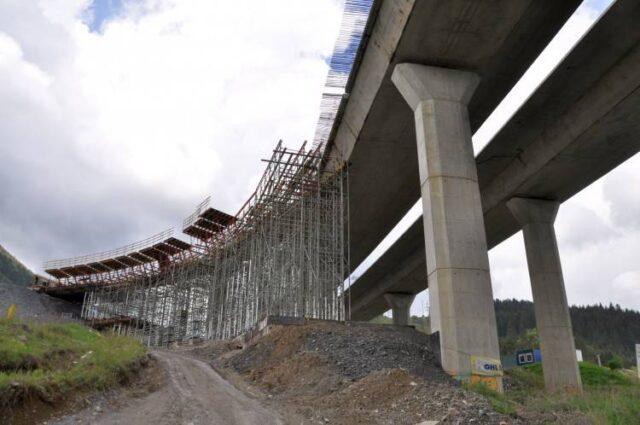 Deti sa fotili na rozostavanom moste diaľnice