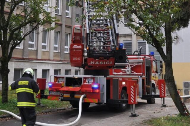 Zaparkované autá na Kľačne bránia hasičom dostať sa na miesto zásahu