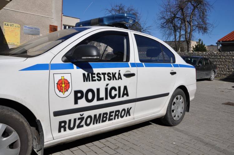 Na mestských policajtov zaútočil muž aj žena