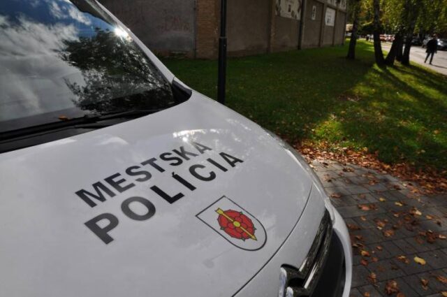 Na ulici sa bilo desať ľudí, ženu chceli okradnúť, vodič jazdil opitý