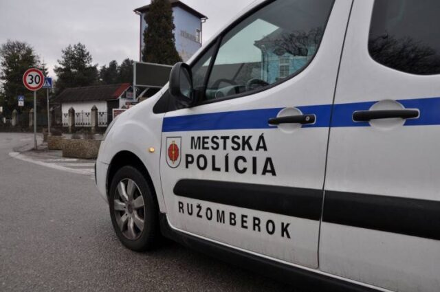 Sedemnásťročný opitý mladík zaútočil na policajtov