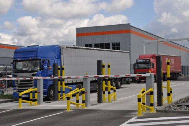 Kamióny papierní už nevytvárajú kolóny