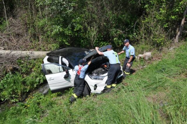 Vodička nezvládla riadenie auta, prevrátila sa do potoka