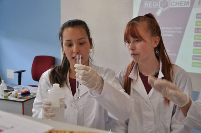 Poznáme najlepších chemikov, rozhodol o tom aj štekajúci vodík