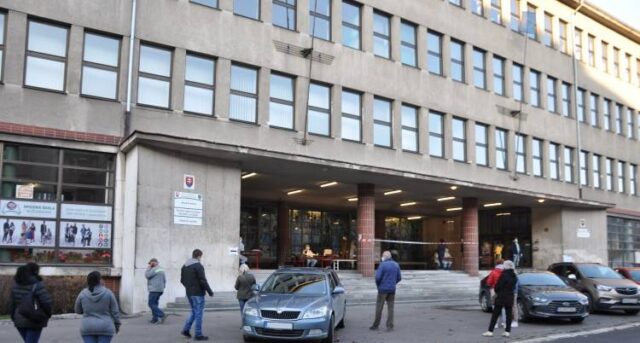 Vedenie Ružomberka kúpi respirátory, otvorí školy
