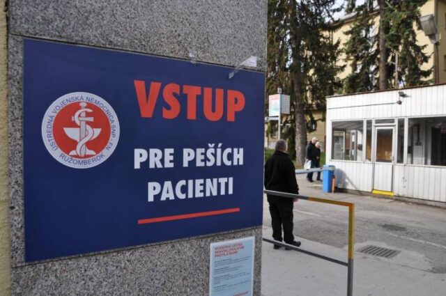 Návštevy sú vo vojenskej nemocnici opäť povolené