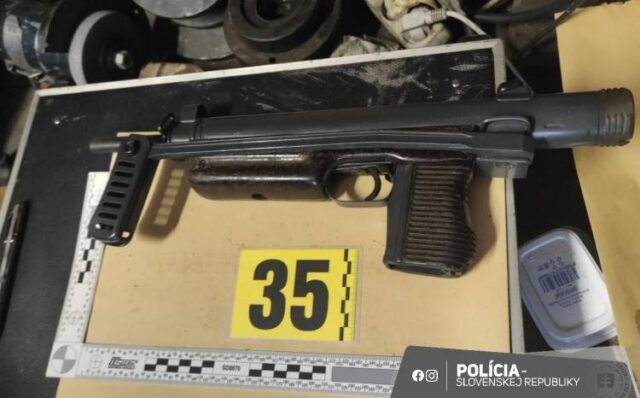 Polícia našla zbrane, náboje aj granát