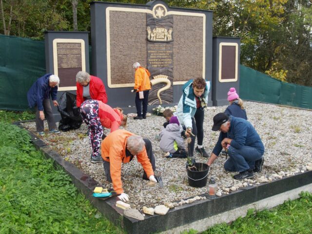 Členovia OZ Ružomberčan sa postarali o hroby ružomberských dejateľov