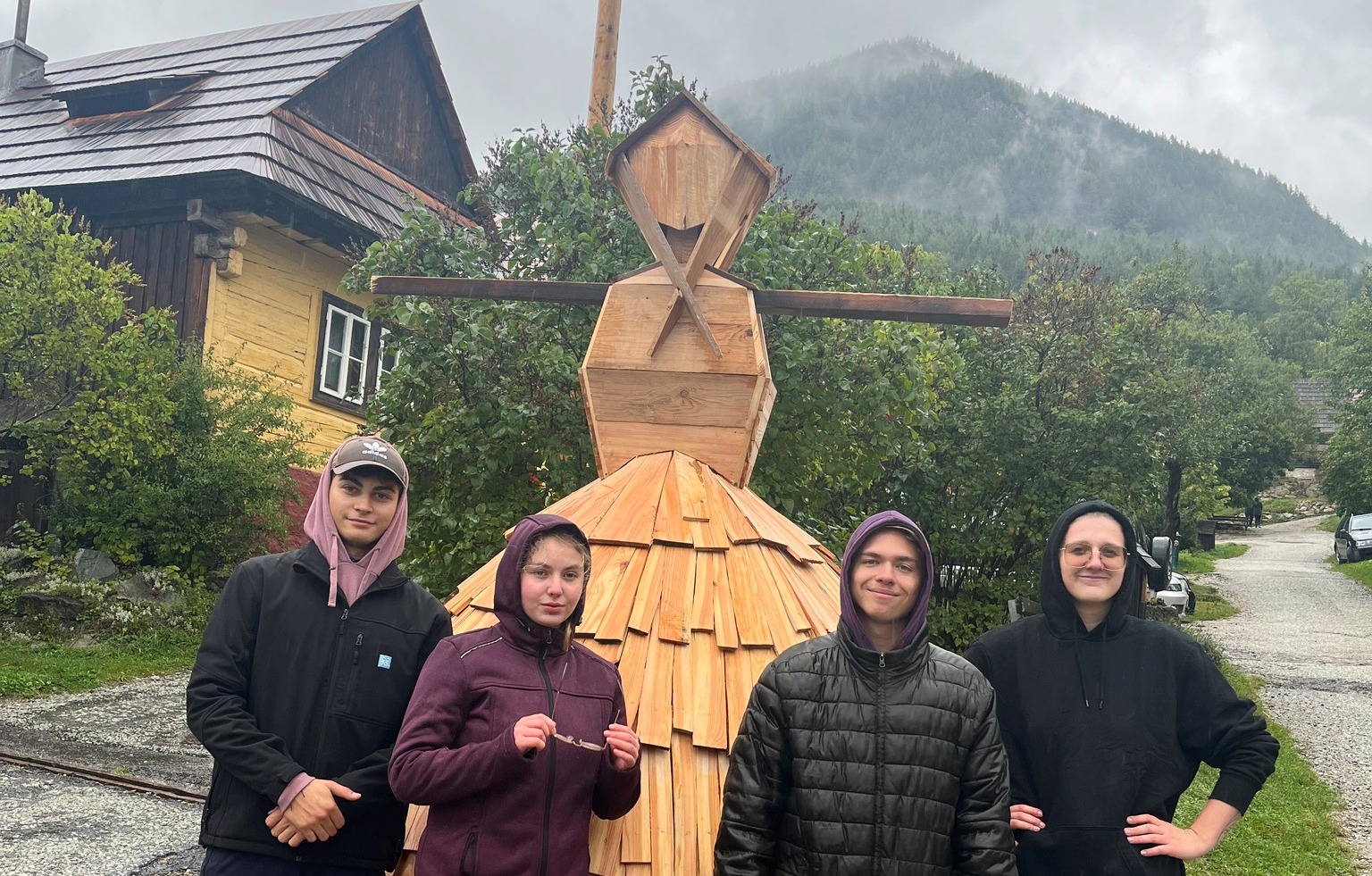 Mladí dizajnéri vytvorili vo Vlkolínci sochu