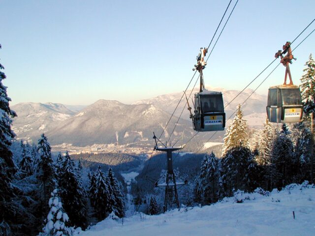 Varovanie pre Ružomberok a ďalšie tri okresy pred silnejším vetrom na horách