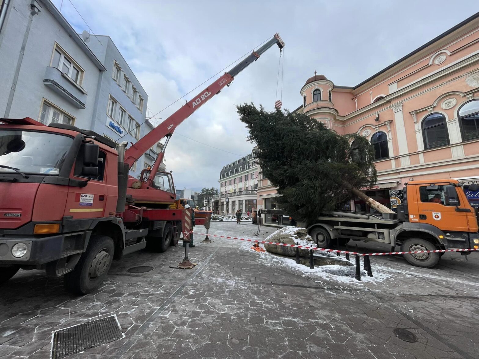 Vianočný stromček je už v centre Ružomberka