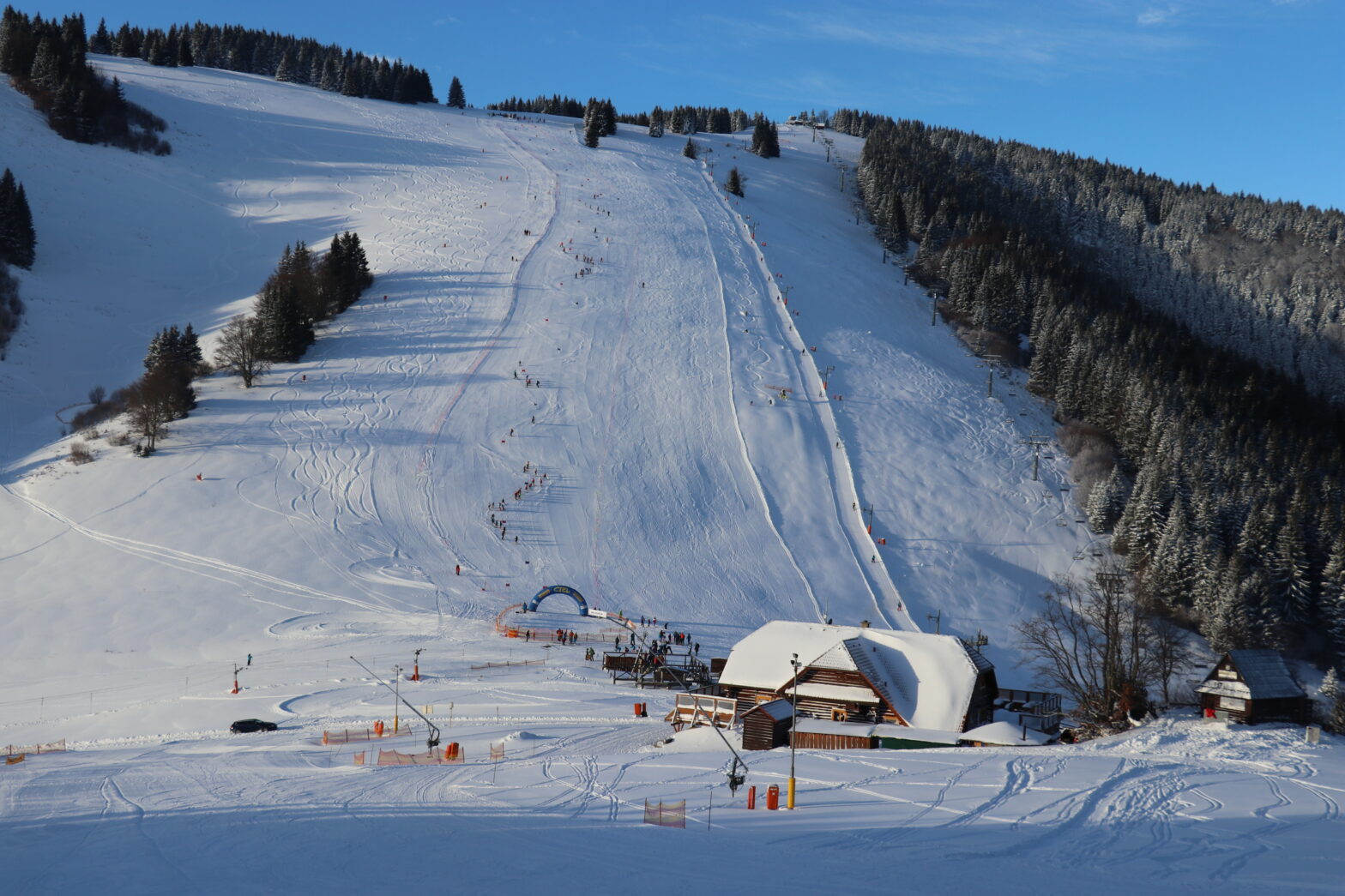 Už aj súťažné oblúky ružomberskej mlade