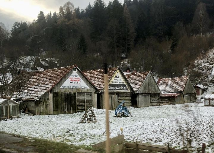 V Stankovanoch hyzdí tradičné stavby reklama