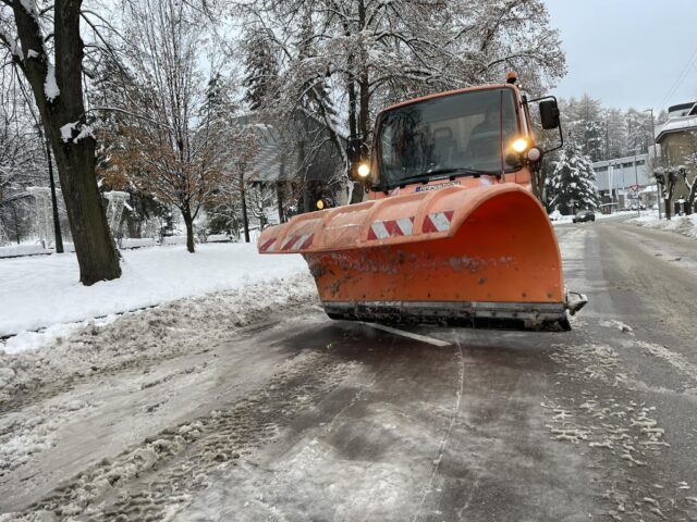 Niektoré cesty a chodníky sú primrznuté, mesto vyzýva na opatrnosť