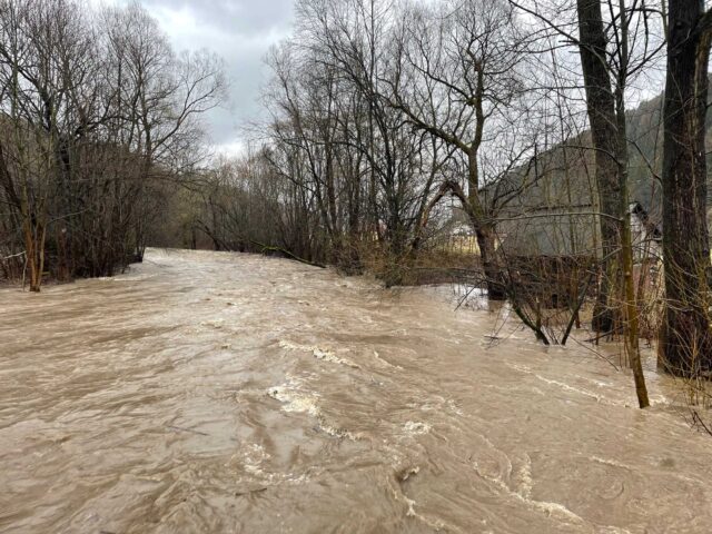 Situácia na vodných tokoch v meste sa stabilizuje
