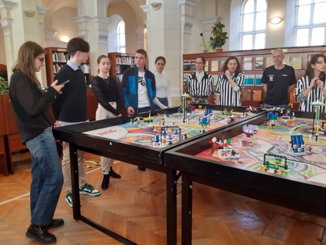 Ružomberskí gymnazisti reprezentovali školu na súťaži v robotike