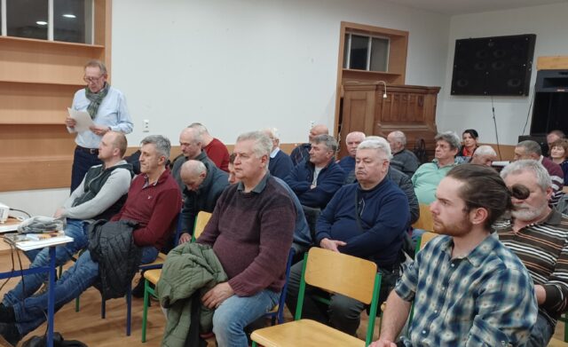 Tí, čo prepadli včelárskej vášni schôdzovali