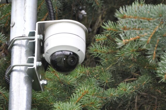 Dvaja muži si šňupli bielu látku pred kamerami