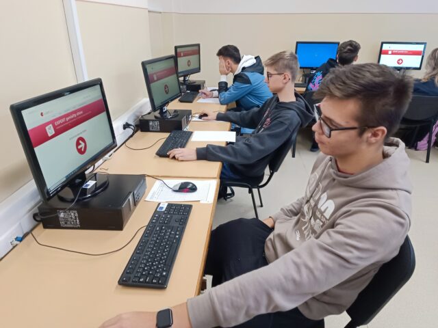 Absolventi štúdia technik spracovania plastov sa na nedostatok práce sťažovať nemôžu