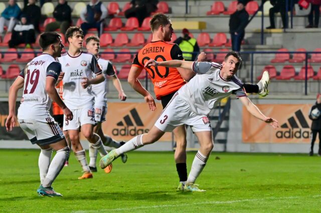 Po vystriedaní sa Chrien na lavičke modlil