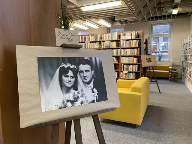 Spod závoja: Výstava svadobných fotografií naprieč storočím v Mestskej knižnici