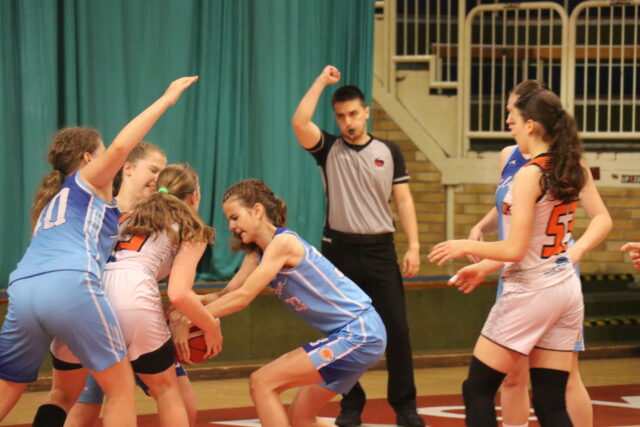 Zlato pre MIBA Bratislava a strieborné medaily na krkoch ružomberských basketbalistiek