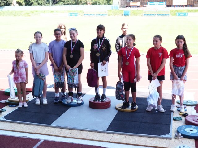 Dvíhali činky na atletickej dráhe