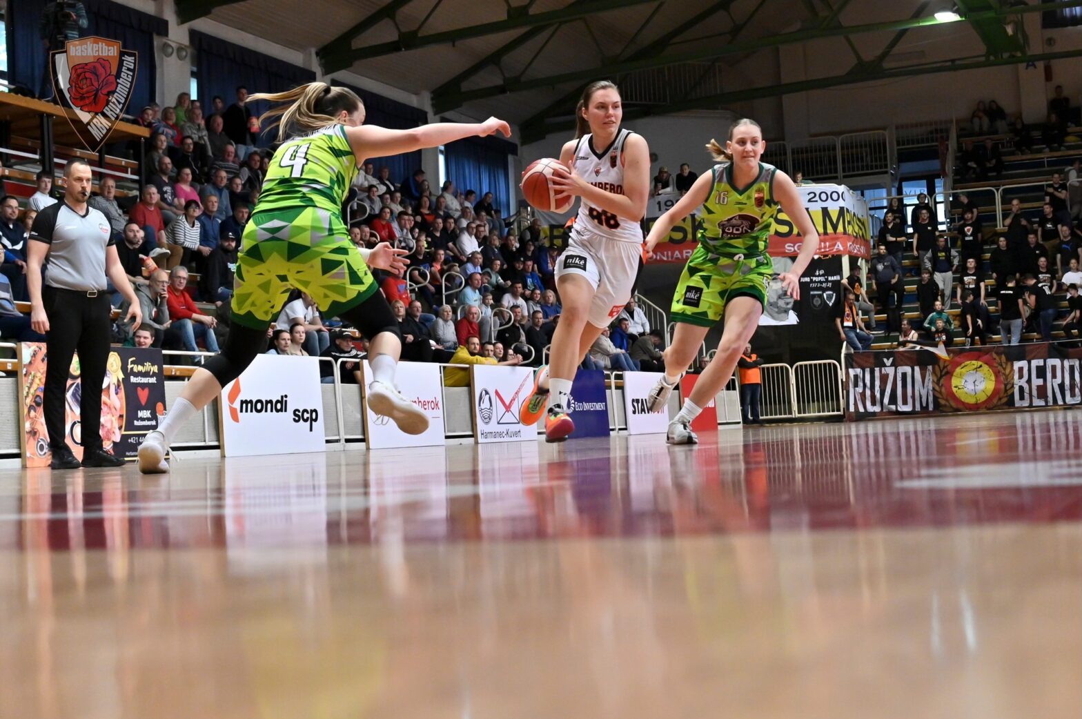 Keď telefonuje s rodinou počuje výbuchy na Ukrajine