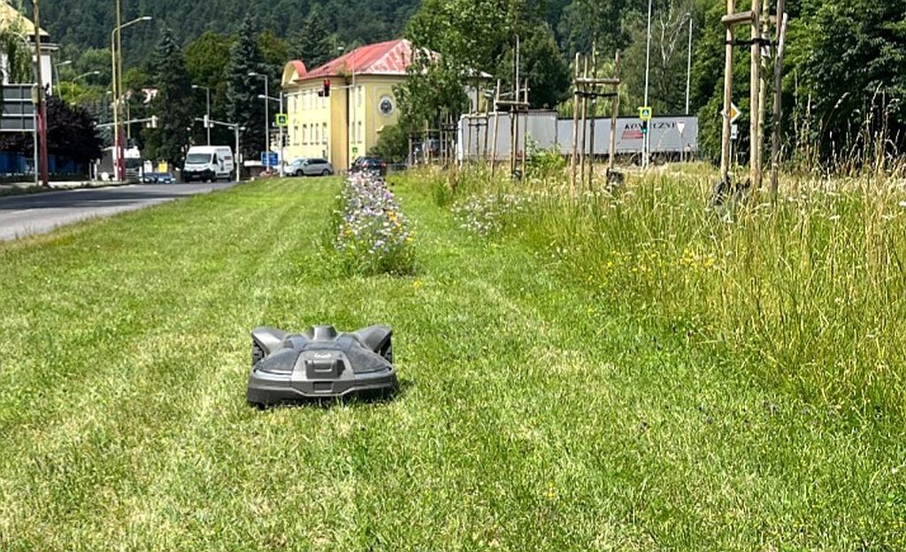 O kosenie trávy na nábreží sa stará robot