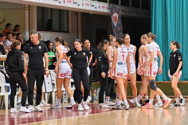 S trénerom J. Sujom, ktorý otvára svoju dvanástu sezónu v Koniarni