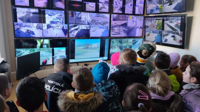 Snehulienka a Macko Uško pomáhajú deťom spoznať mestskú políciu