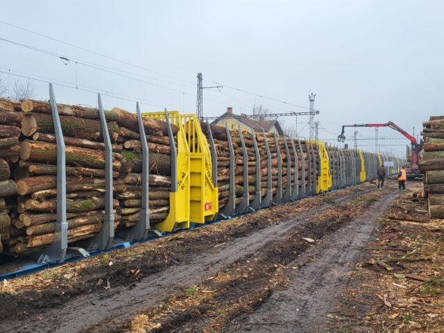 Papierňam sa darí presúvať dopravu dreva z nákladných áut na železnicu