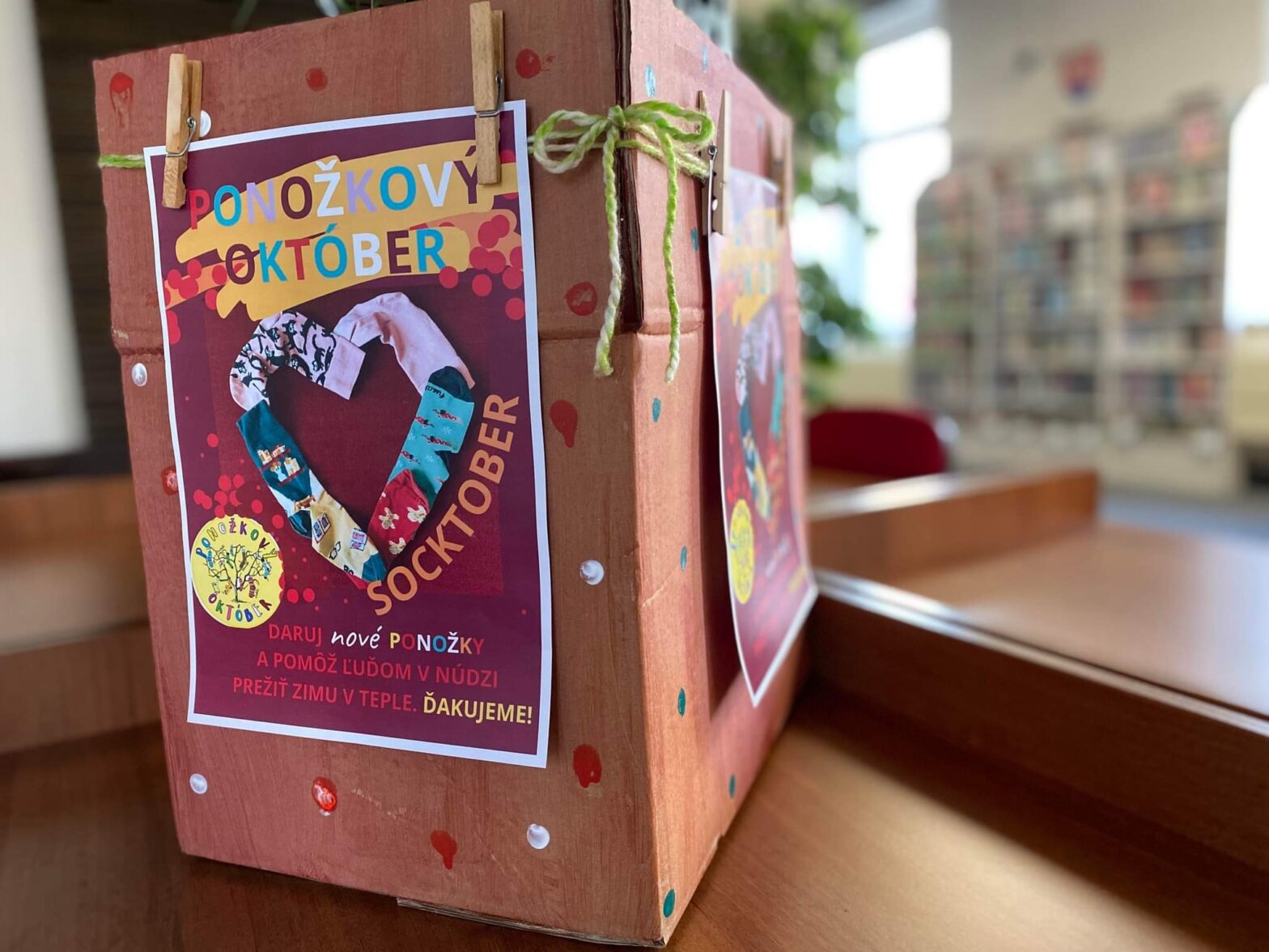 Ponožkový október v knižnici: Jednoduchá pomoc, ktorá hreje dvojnásobne