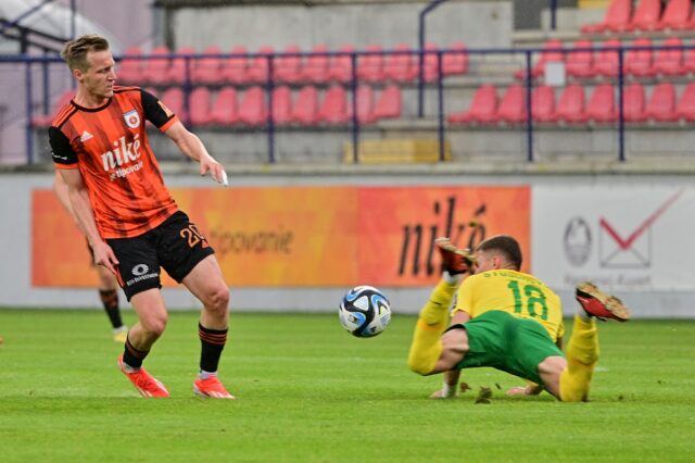 Futbalová Ruža cestuje k lídrovi