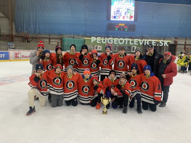 Hokejoví žiačikovia sa tešili z pohára