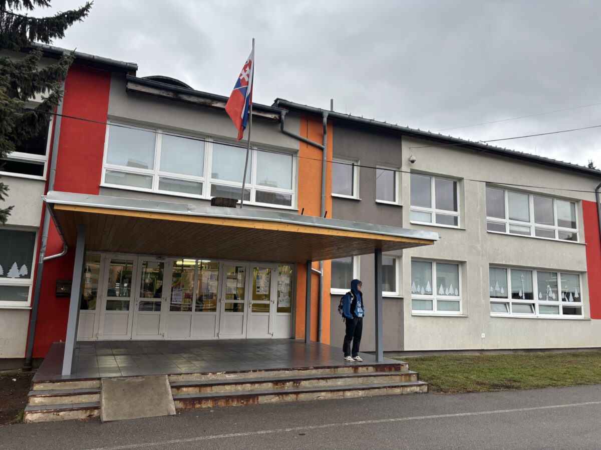 Škola sa zbaví okien v havarijnom stave, nainštaluje nové svetlá
