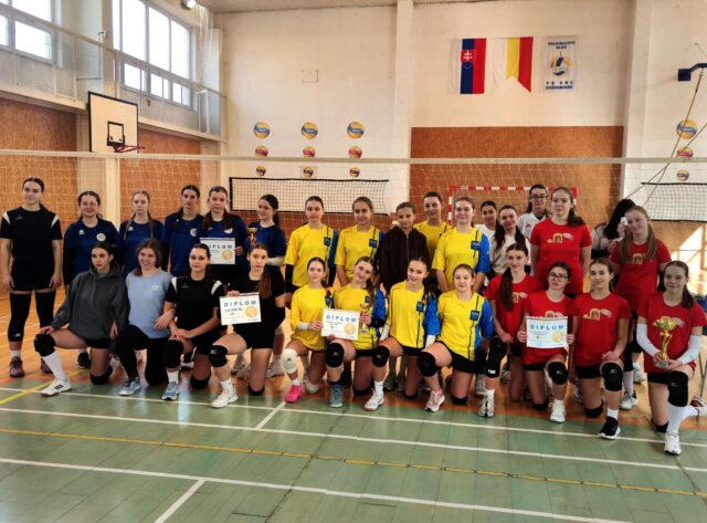 Baby si zmerali sily pod vysokou sieťou vo formáte štyri proti štyrom