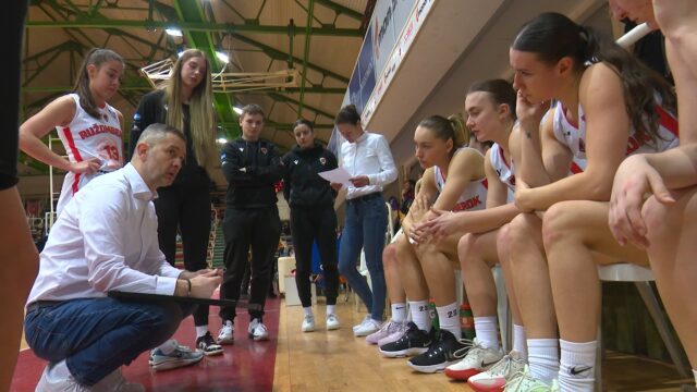 Suverénny triumf, ale aj okienka vzadu