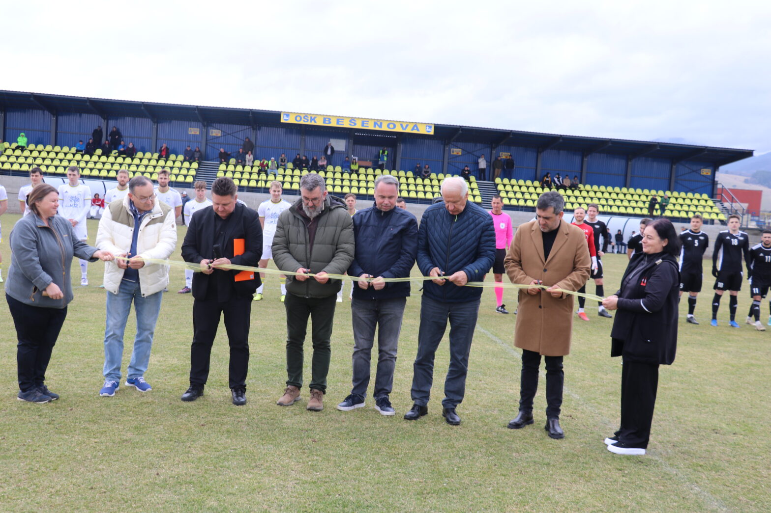 360 stoličiek na bešeňovskej tribúne