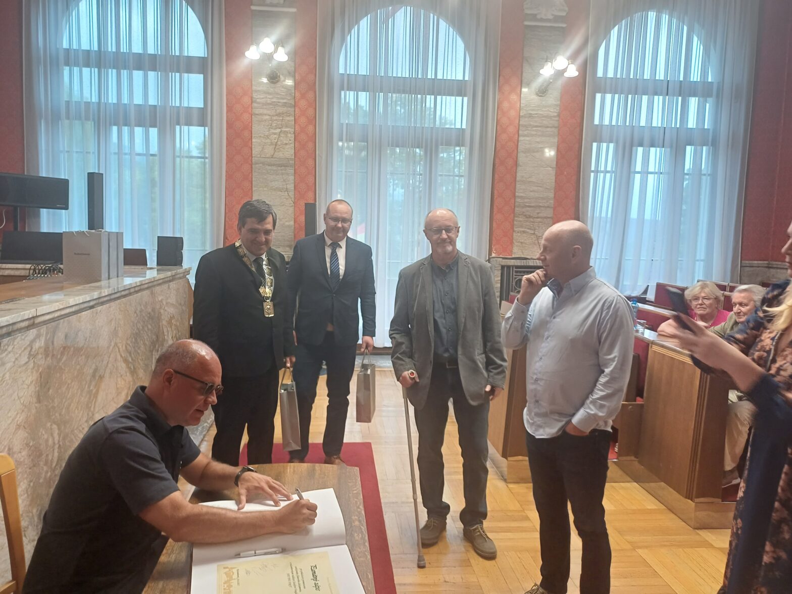 Odvážny plán, dostať snímku Joe The First do BBC